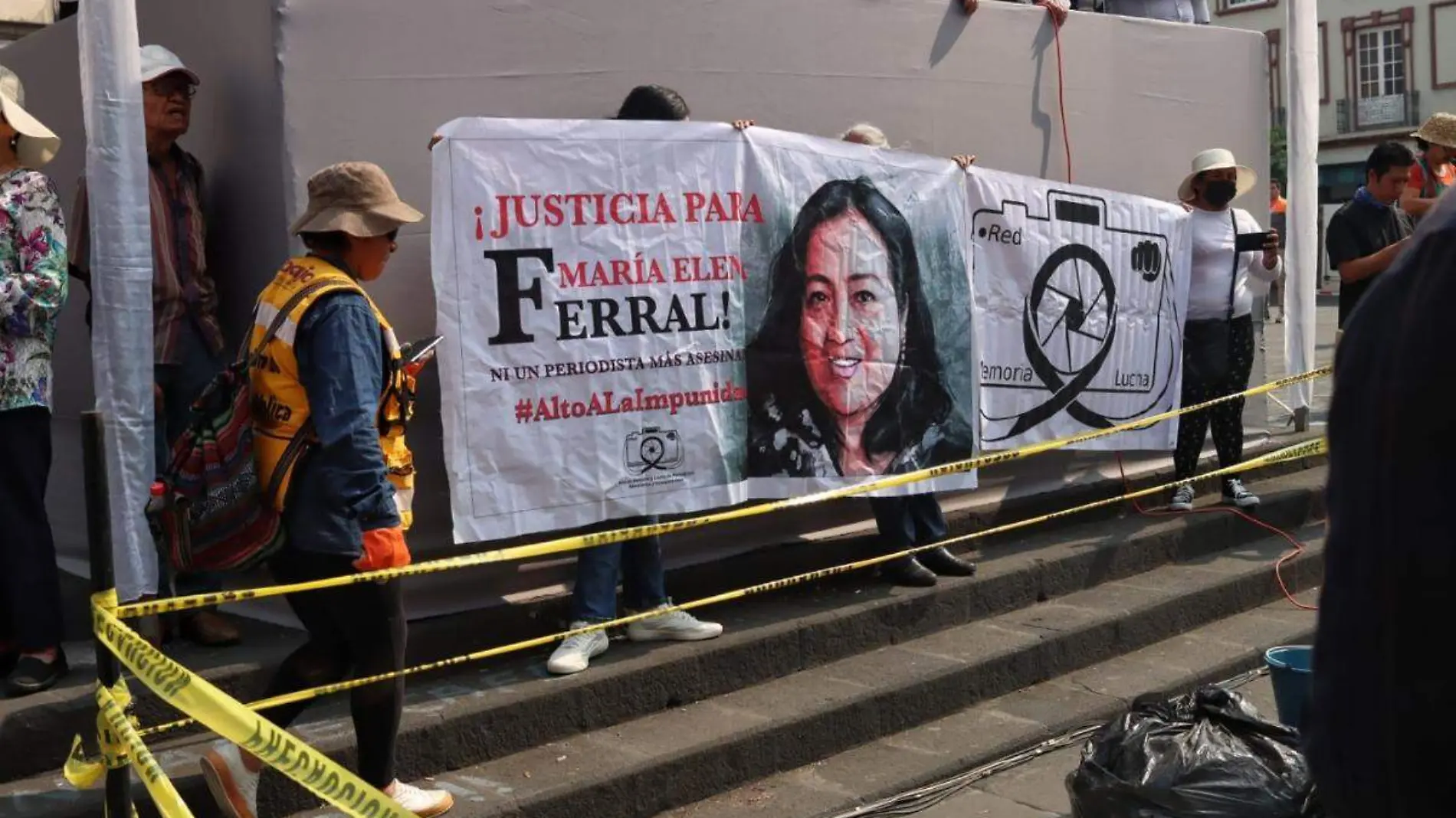 En desfile del Día del trabajo protestan por periodistas asesinados en Veracruz